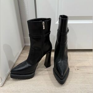 NWOT Fashion Nova Heeled Boots